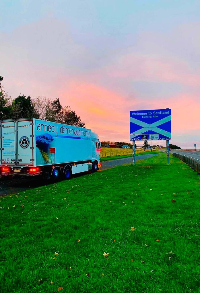 Camion Annecy Déménagement arrivant en Ecosse